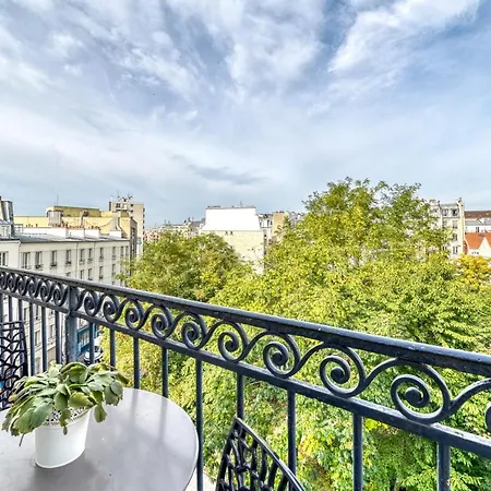 Stunning Apartement 2br + Balcony + View Apartment