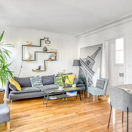 Stunning Apartement 2br + Balcony + View Apartment