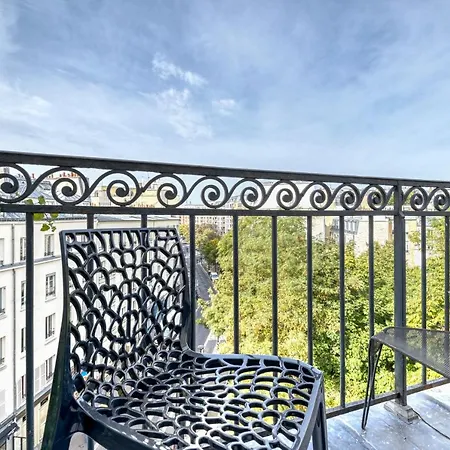 Stunning Apartement 2br + Balcony + View Paris